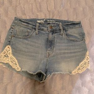 Women’s High-Rise Frayed Hem Jean Shorts